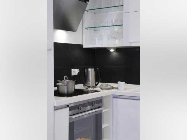 Дава се под наем Двустаен апартамент в София, Център - 65 кв.м за 382.5 € - Снимка #2