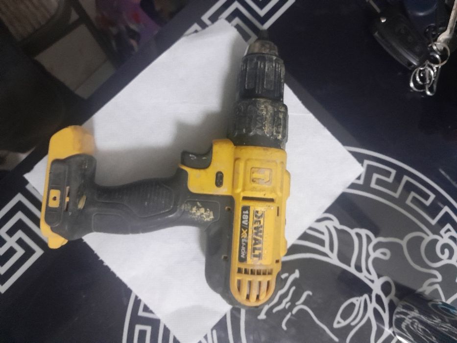 Dril cu percutie dewald