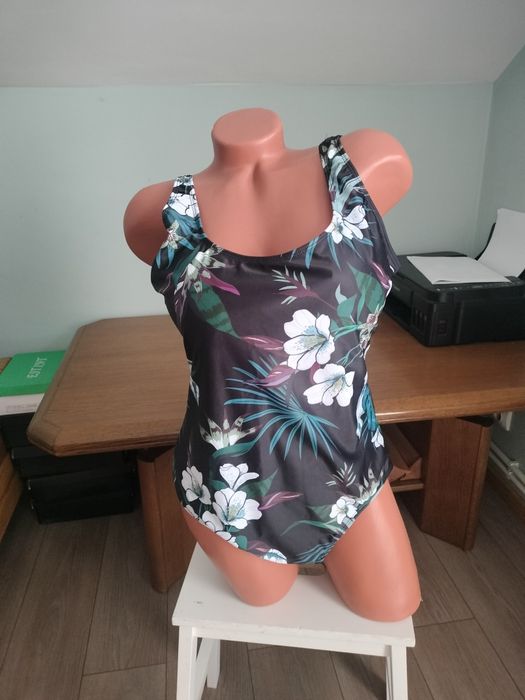 Vând Costum baie