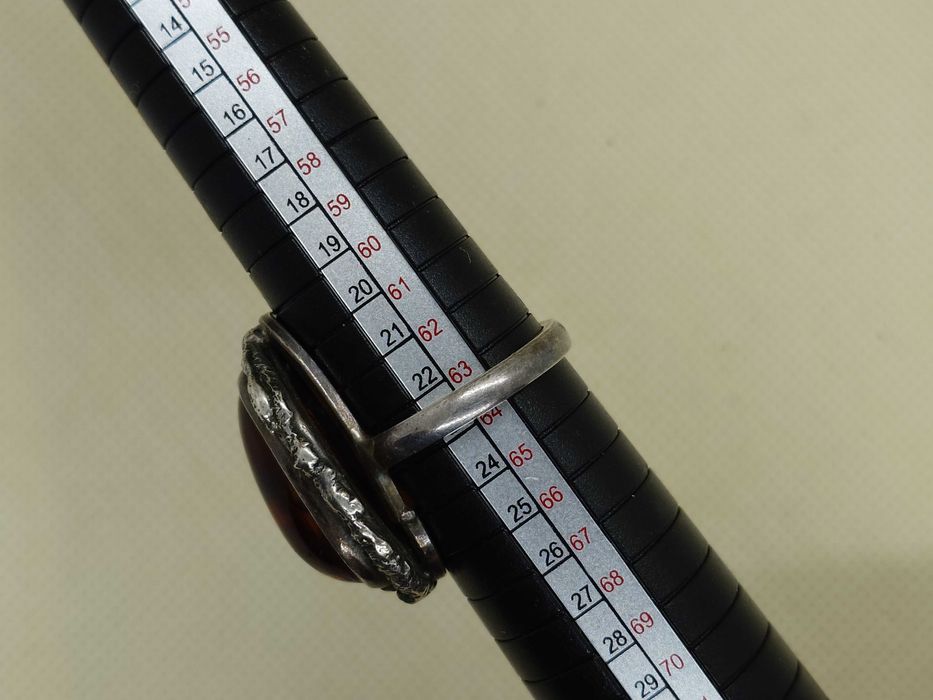 Inel din argint cu chihlimbar cabochon mare – vintage, lucrat manual