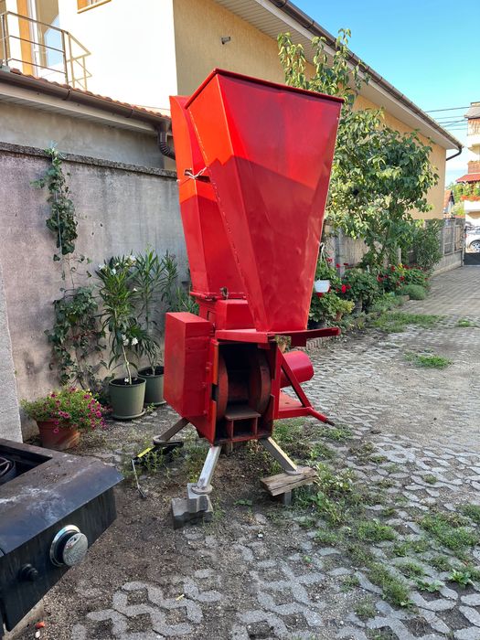 Tocator crengi actionat de Tractor