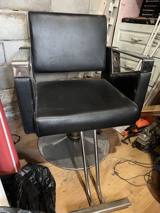 Кресло парикмахера два вида