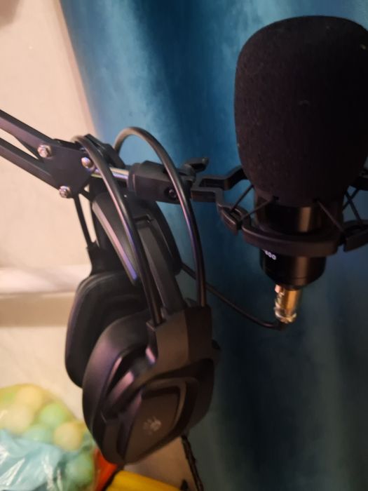 Продается студиный микрофон и наушник