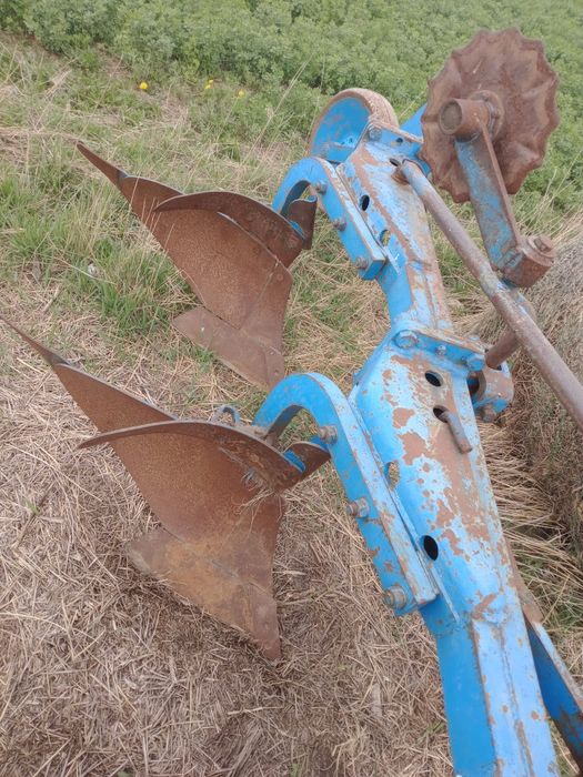 Vând plug RABEWERK,3 brazde