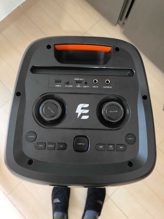 Boxă portabilă cu sunet puternic și lumini de petrecere!