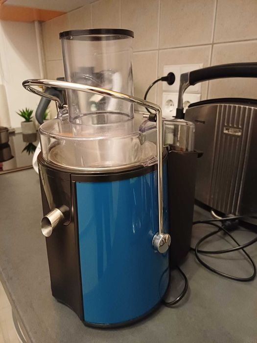 Storcător de fructe și legume Heinner XF-1000BL.