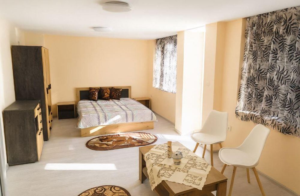 Дава се под наем Тристаен апартамент в Варна, м-т Траката - 68 кв.м за 450 € - Снимка #2