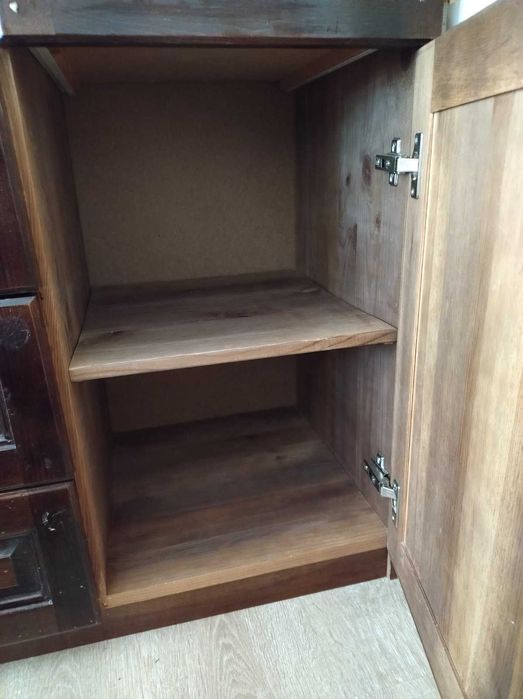 Шкаф от масивно естествено дърво