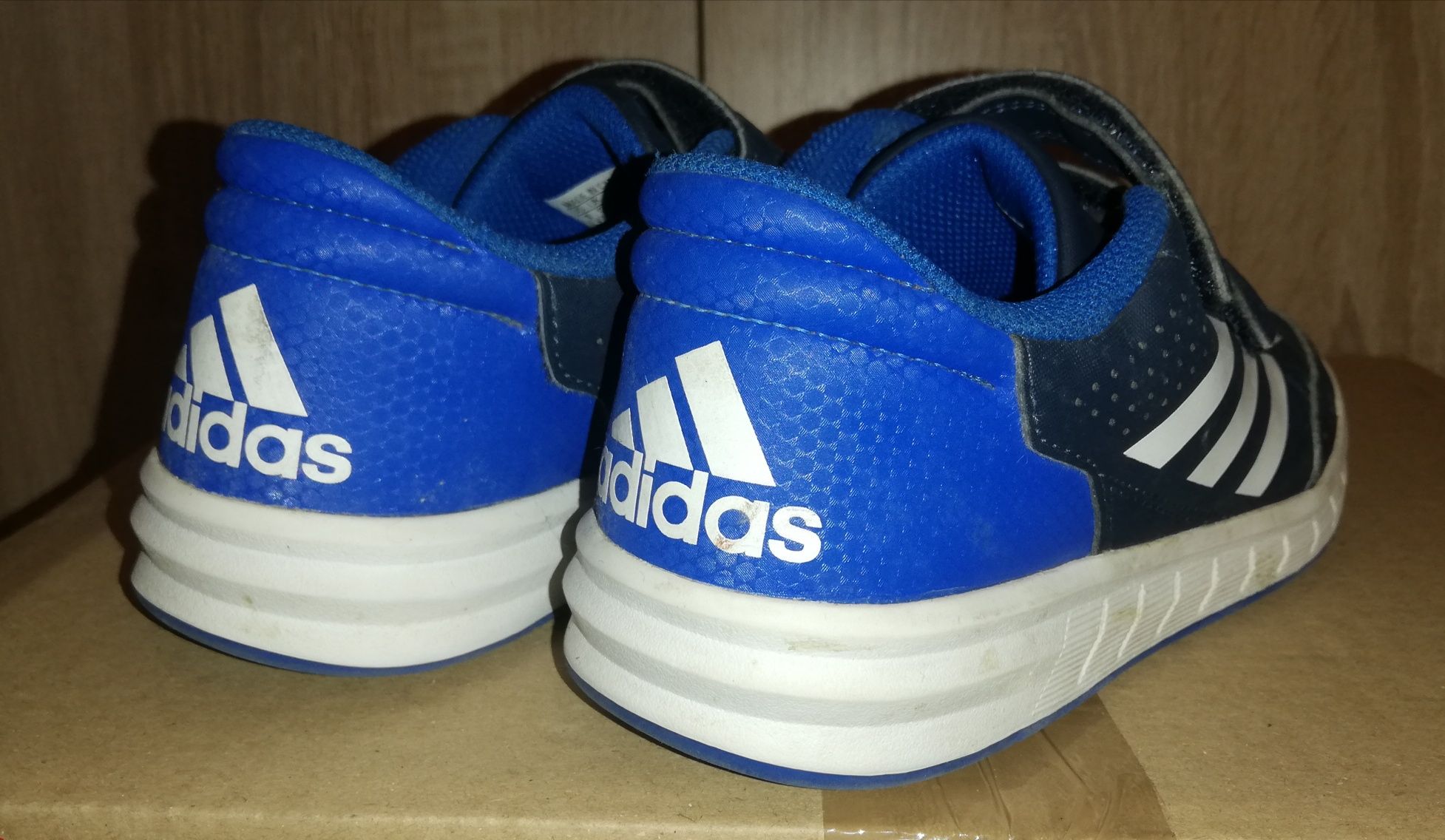 2 perechi Pantofi sport Adidas, marime 32