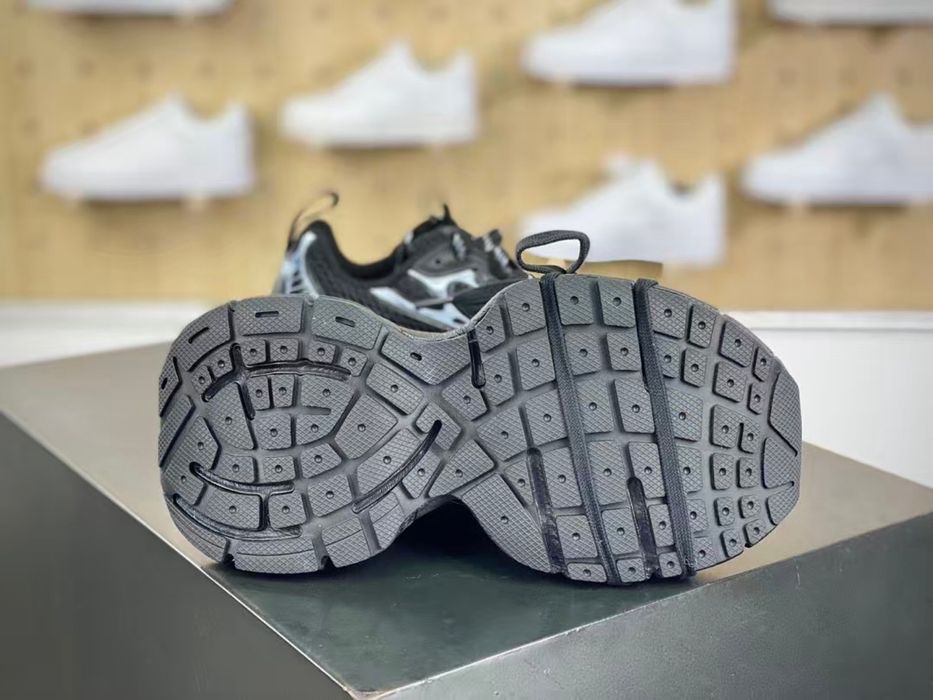 39 Номер.  Balenciaga Runner silver-black