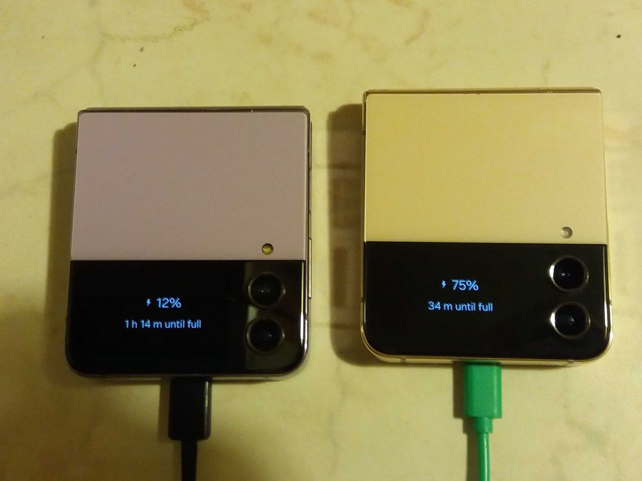 2 броя Samsung Galaxy Z Flip 4 за ремонт/ части