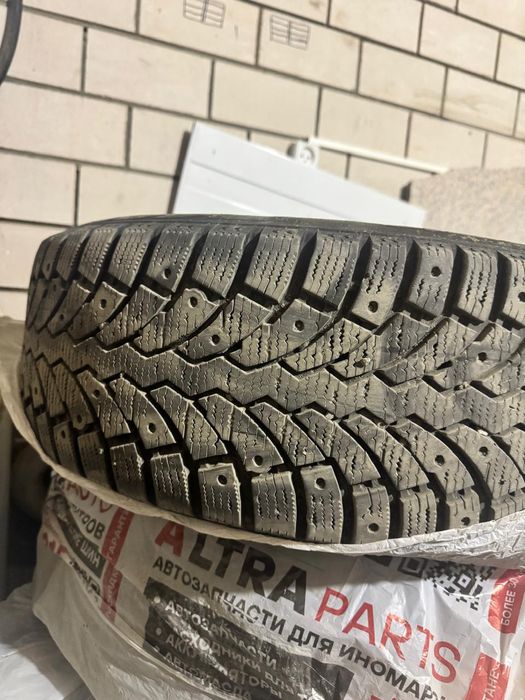 Колеса в комплекте с колпаками и болтами вместе