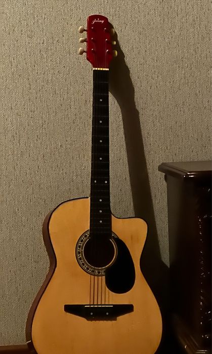 Продам акустическую гитару.
