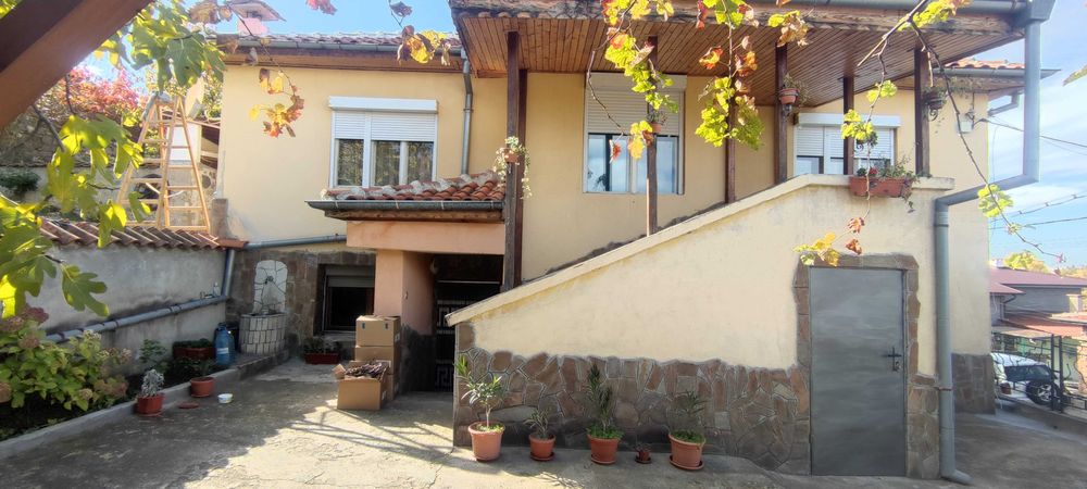 Собственик продава масивна къща в Перущица