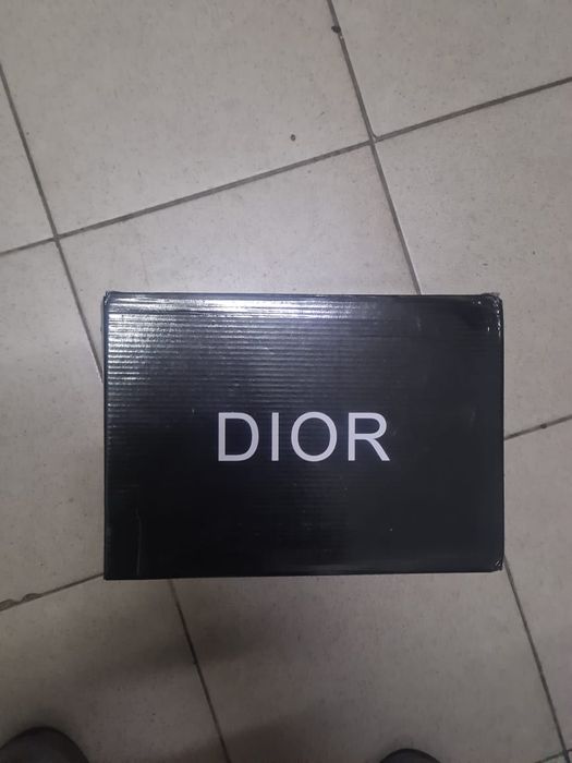 Продам абсолютно новые кроссовки фирмы DIOR