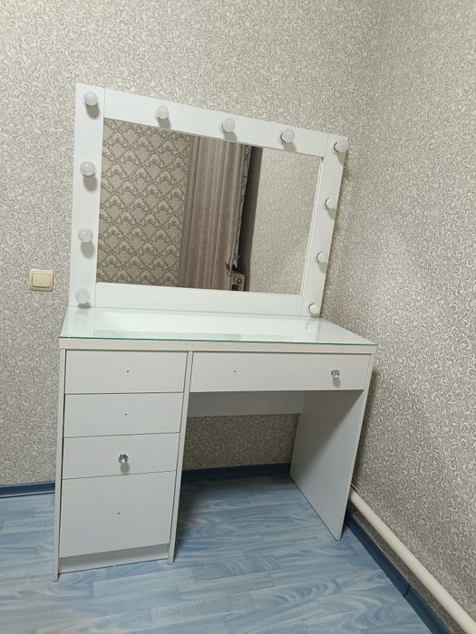 Продам косметический стол