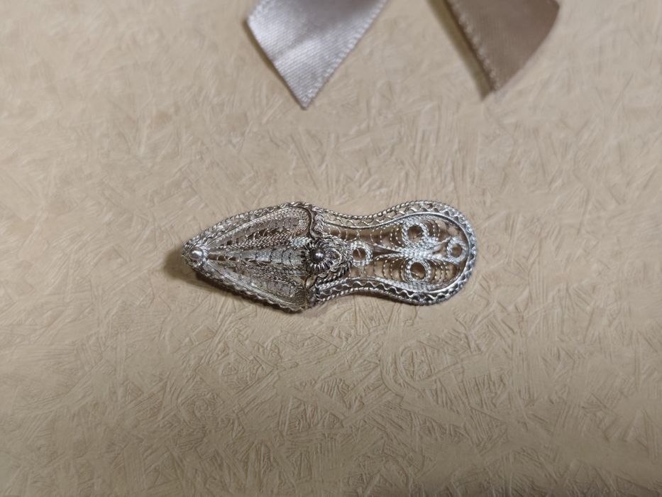 Стара сребърна брошка Пантофка филигран
