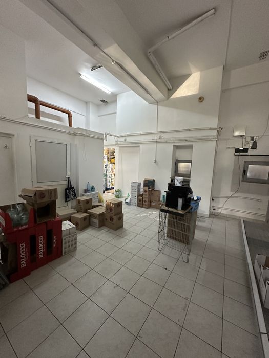 Inchiriez spatiu  piata miorita str abrud