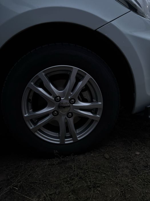 Обменяю комплект хороших R14 дисков с зимней резиной на размер больше