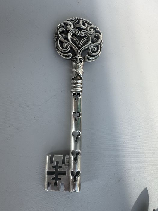 Cheia succesului din argint