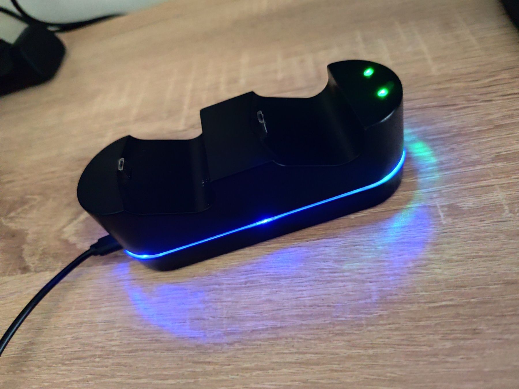 Докинг станция за зареждане на 2 PS4 контролера