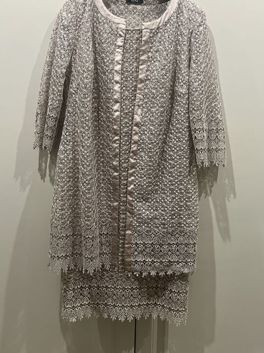 Продам серебристый праздничный комплект (платье кружевное и жакет)