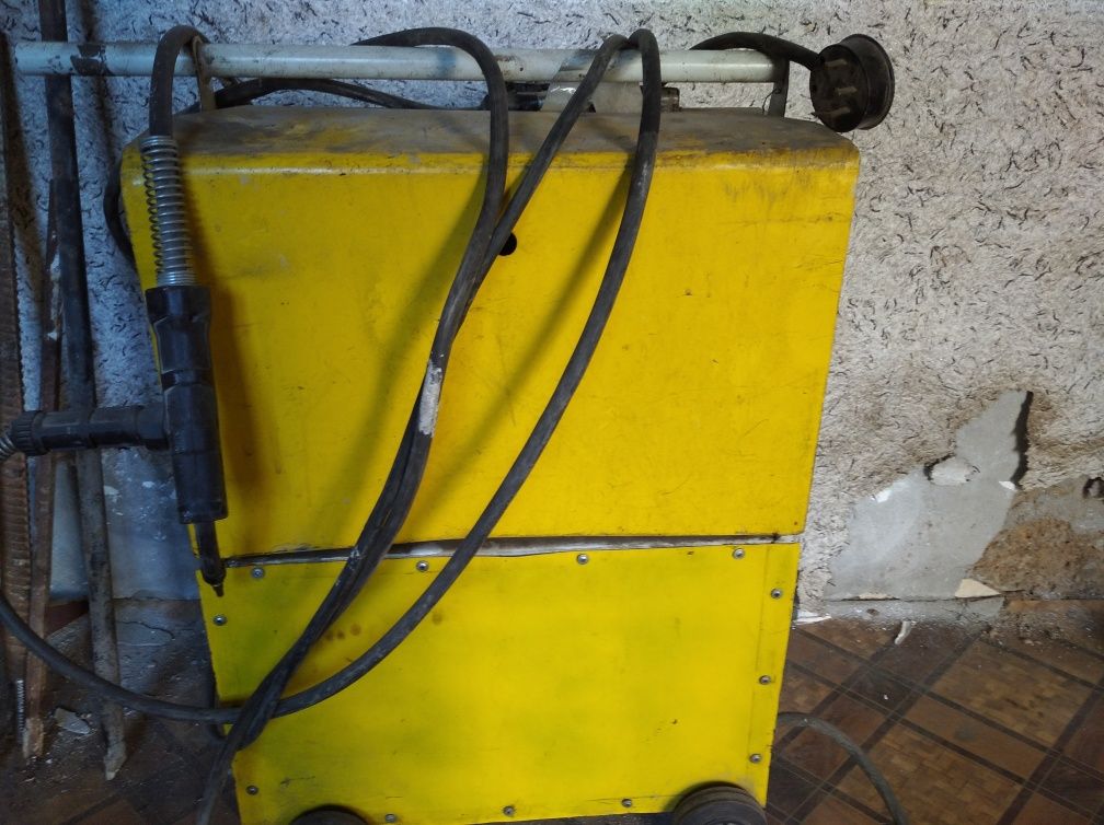 Kempi. 380v sotiladi shrochna pul kerak