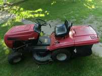 Tractoras gazon iarba