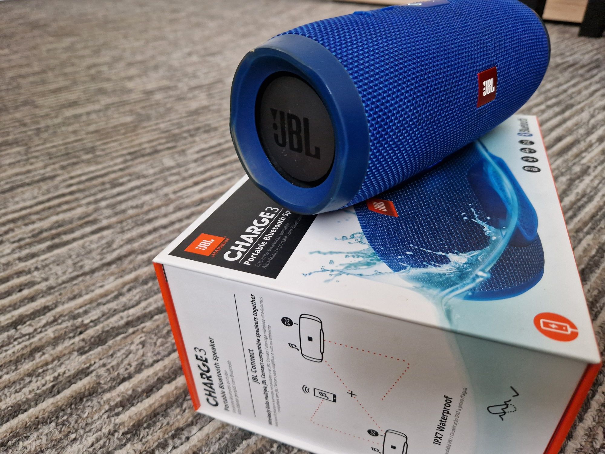 Vand Doua Boxe Bluetooth JBL Charge 3 si Flip 4