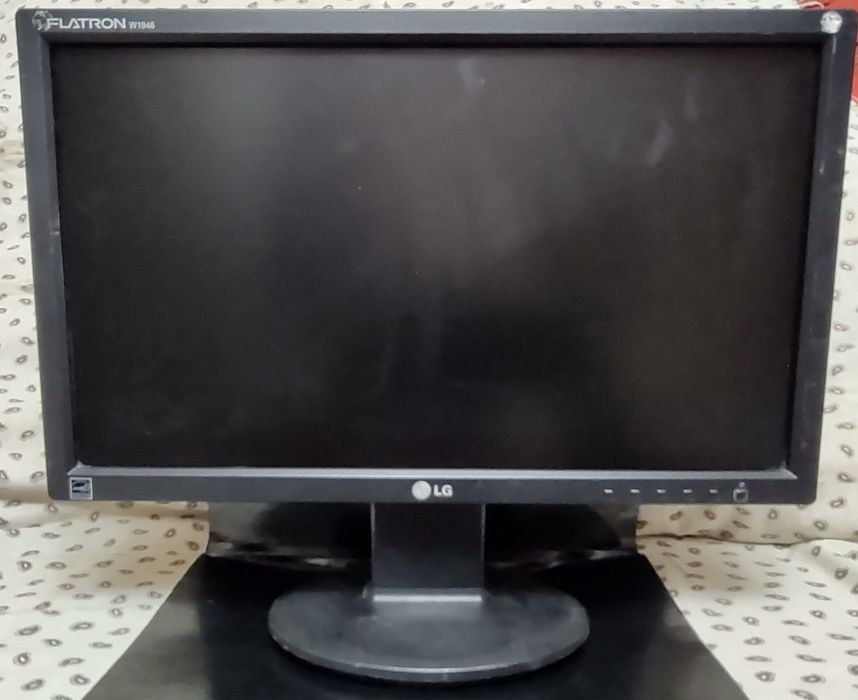 vând 2 monitore,un "LG"(60 lei) și un"DELL"(90 lei)