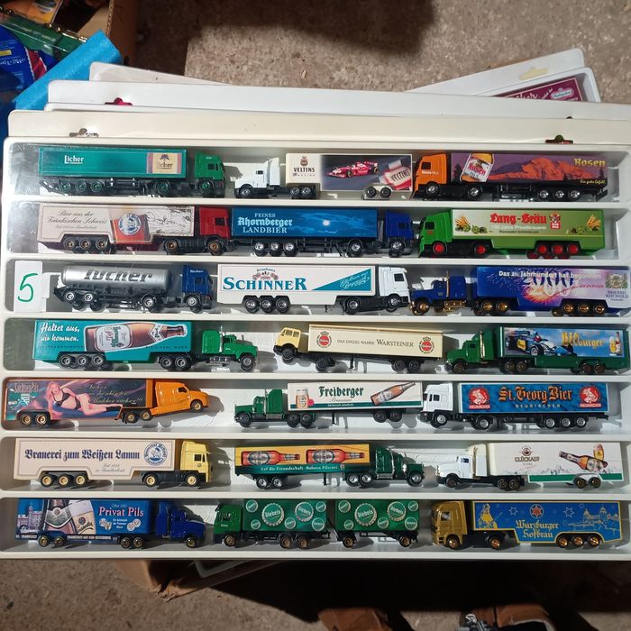 De vânzare cutii cu machete toate în stare perfecta noi