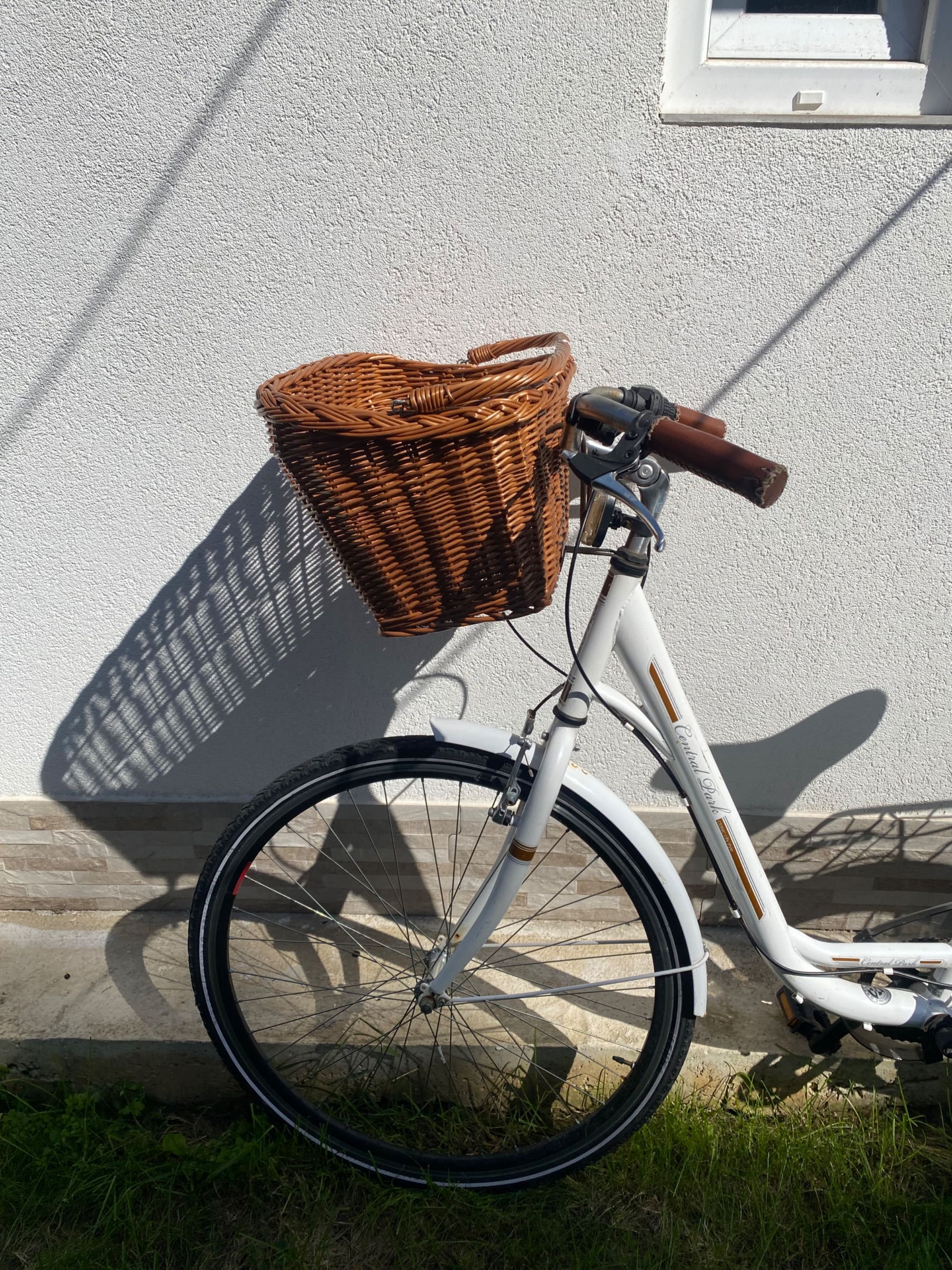 Градски велосипед с кошница за багаж