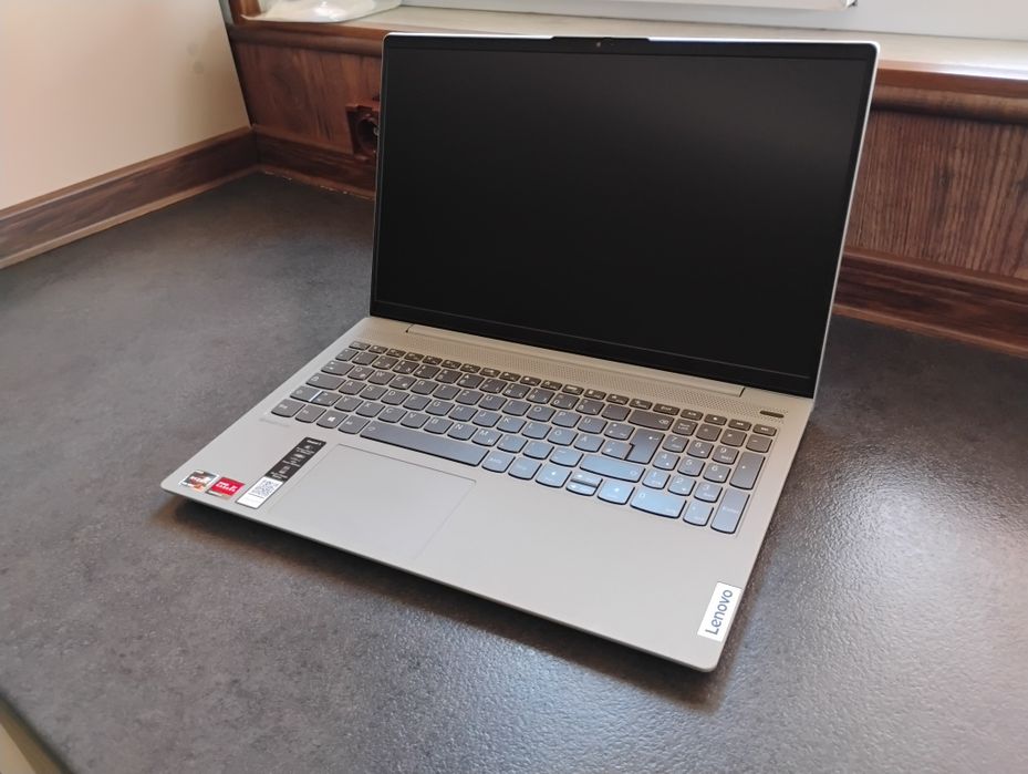 Laptop Lenovo - Ryzen 7 - 4000serie - vega 6 - 16GB