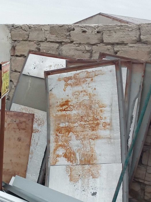 Для забора железные листы на ваше усмотрение
