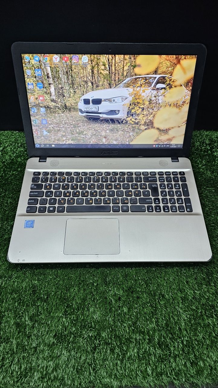 ASUS  -  baland muzikalarni sevadigan studentlar un maxsus noutbuk