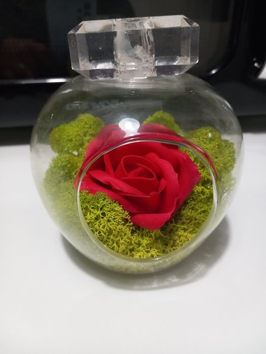 Vând aranjament floral,recomandat cadou,produs nou,de calitate.