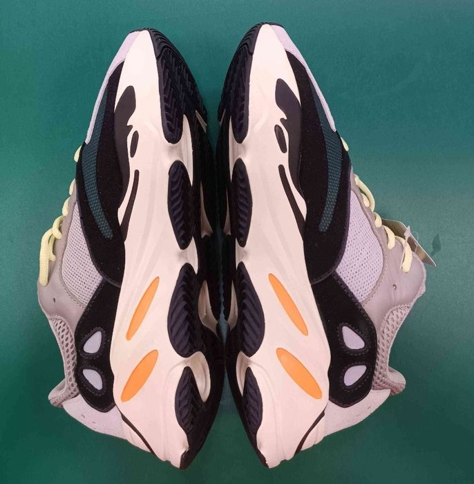 Yeezy Boost runner 700