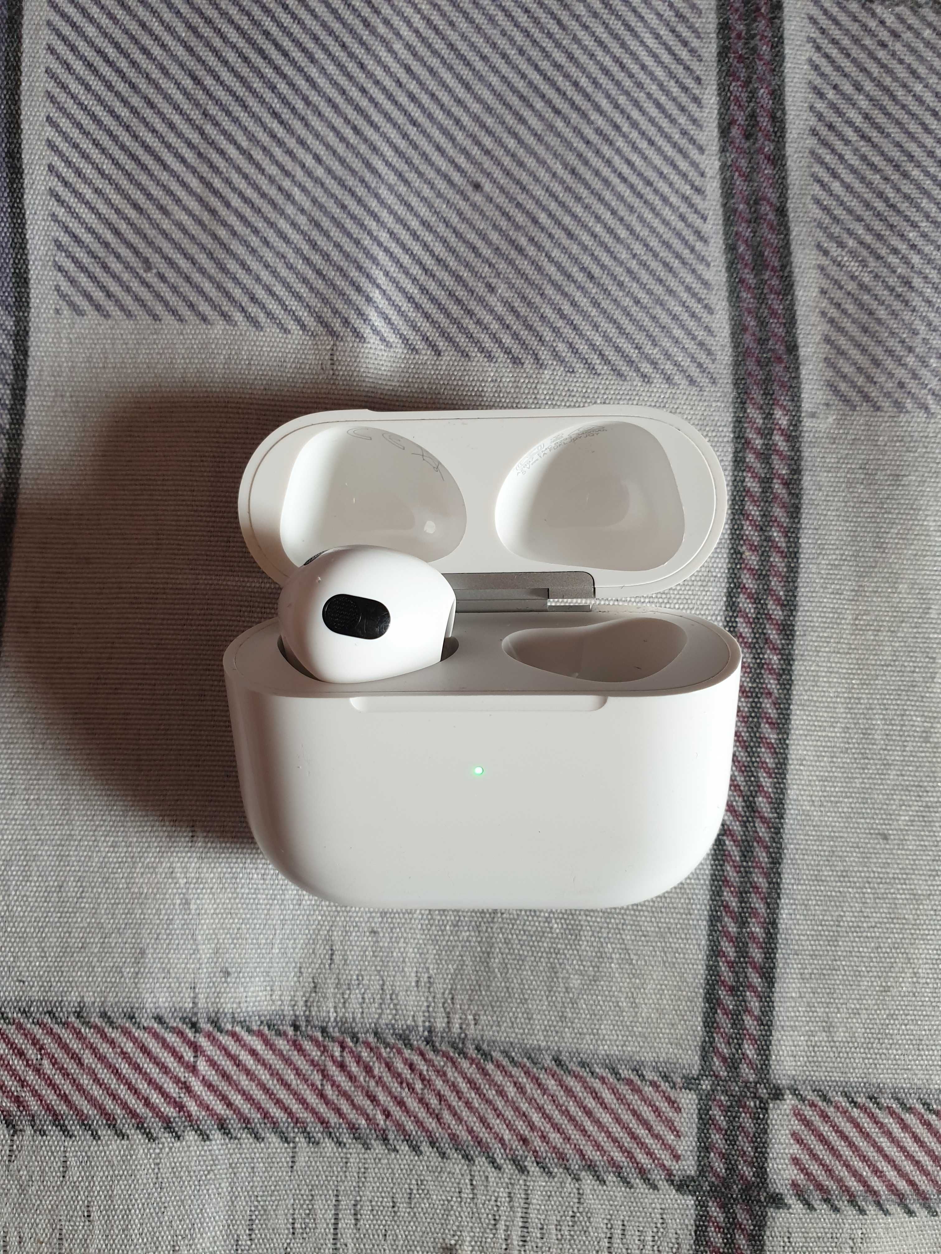 Продам оригинальные блютус наушники  airpods 3