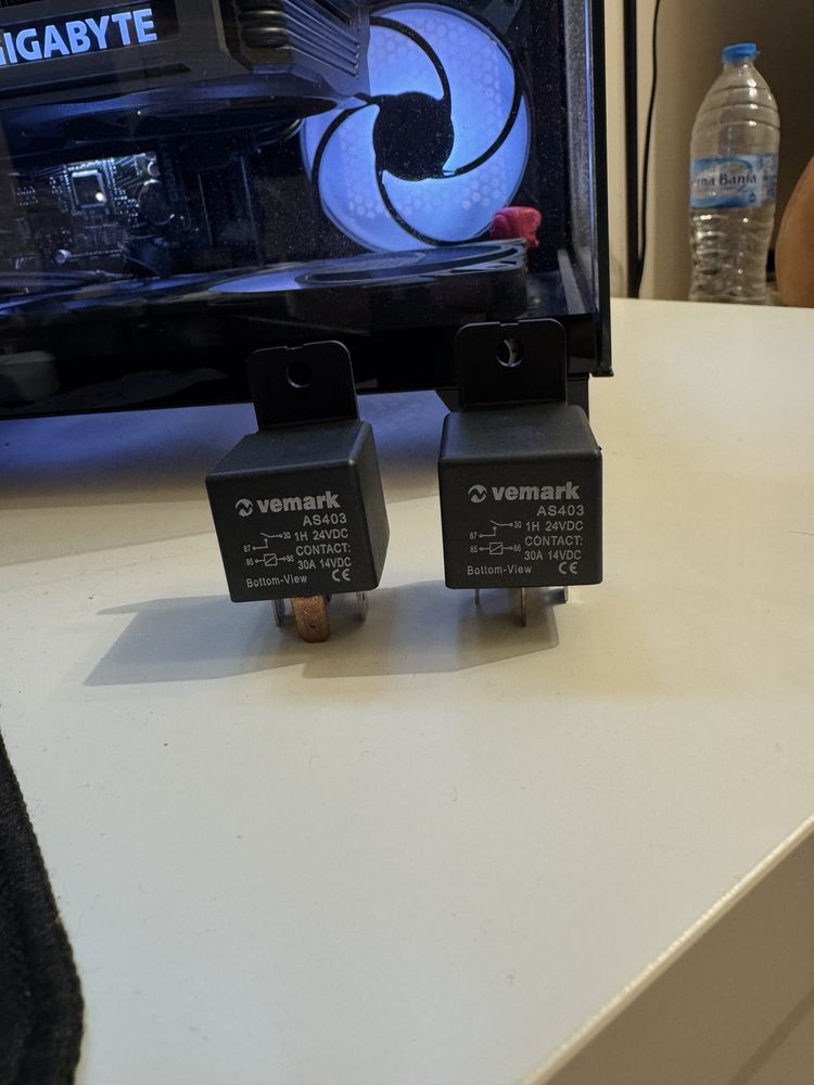 Продавам 2 релета 14V DC 30AH чисто нови