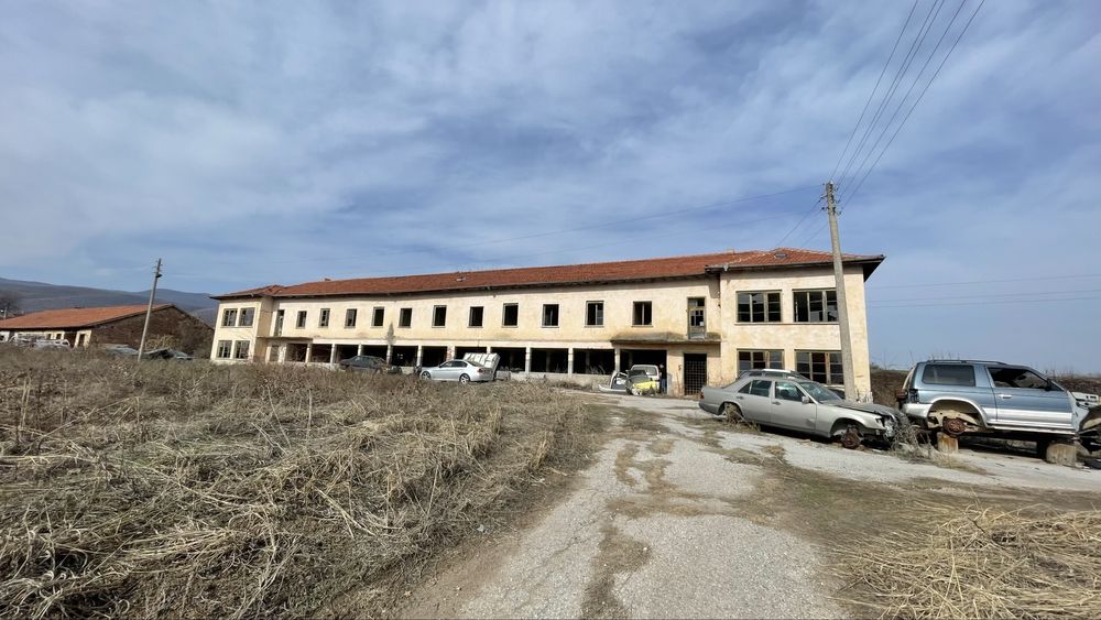 Парцел и сграда в стопански двор на село Радилово