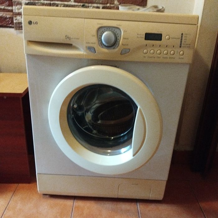 Mașină de spălat rufe model LG de 5 kilograme