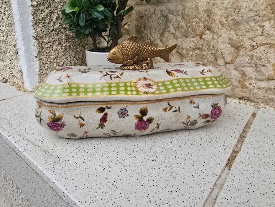 Bomboniera din porțelan craquelle și peștișor din bronz.