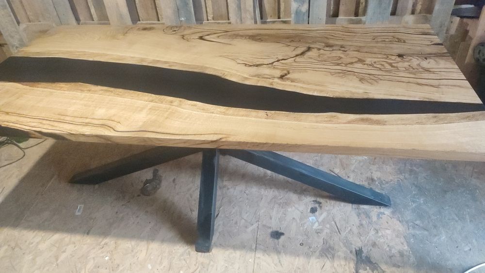 Masa dining stejar masiv si rasina epoxidica