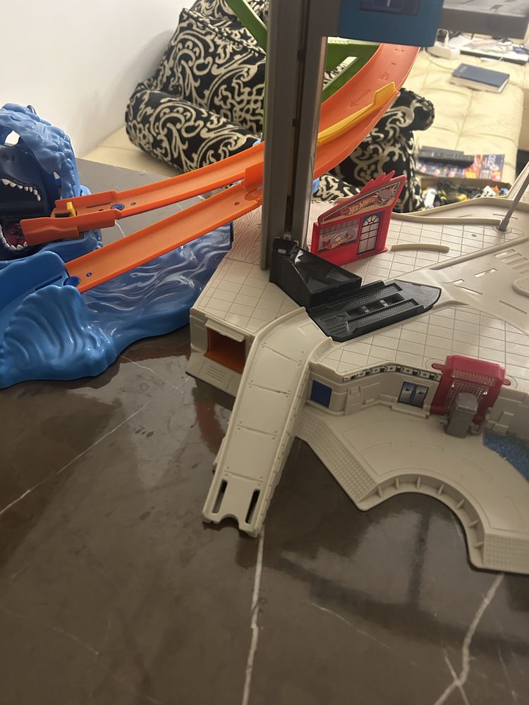 Огромен гараж Hot Wheels