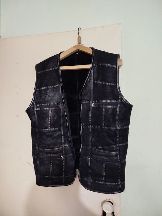 Продам кожаные безрукавки.