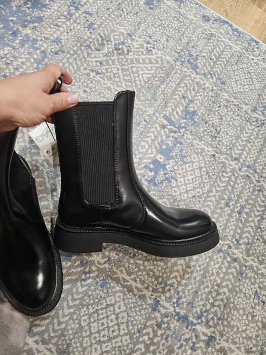 Продам ботинки ,брала за 4500рублей . Отдам за 15000тенге .