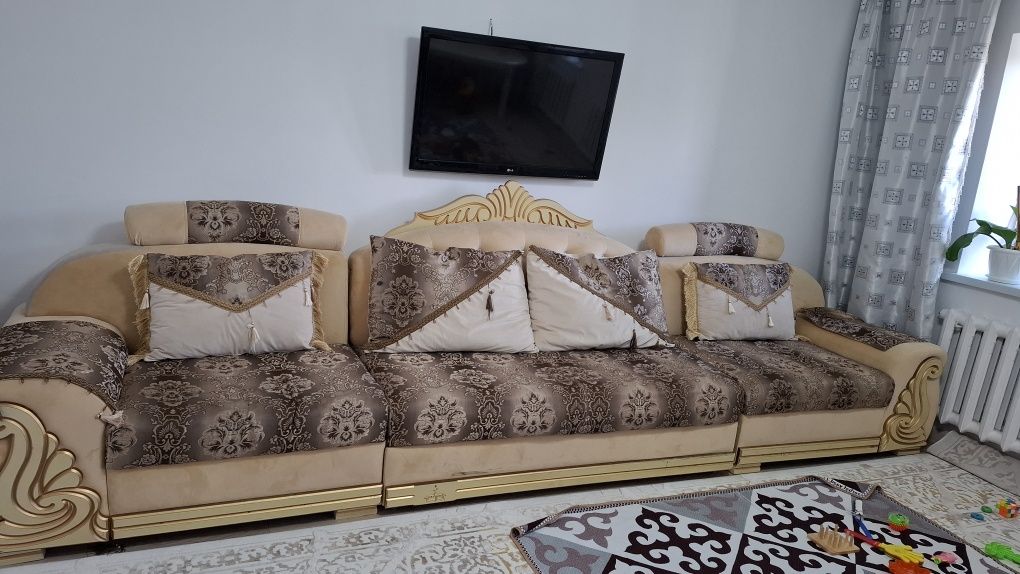 Продам Диван с подушками