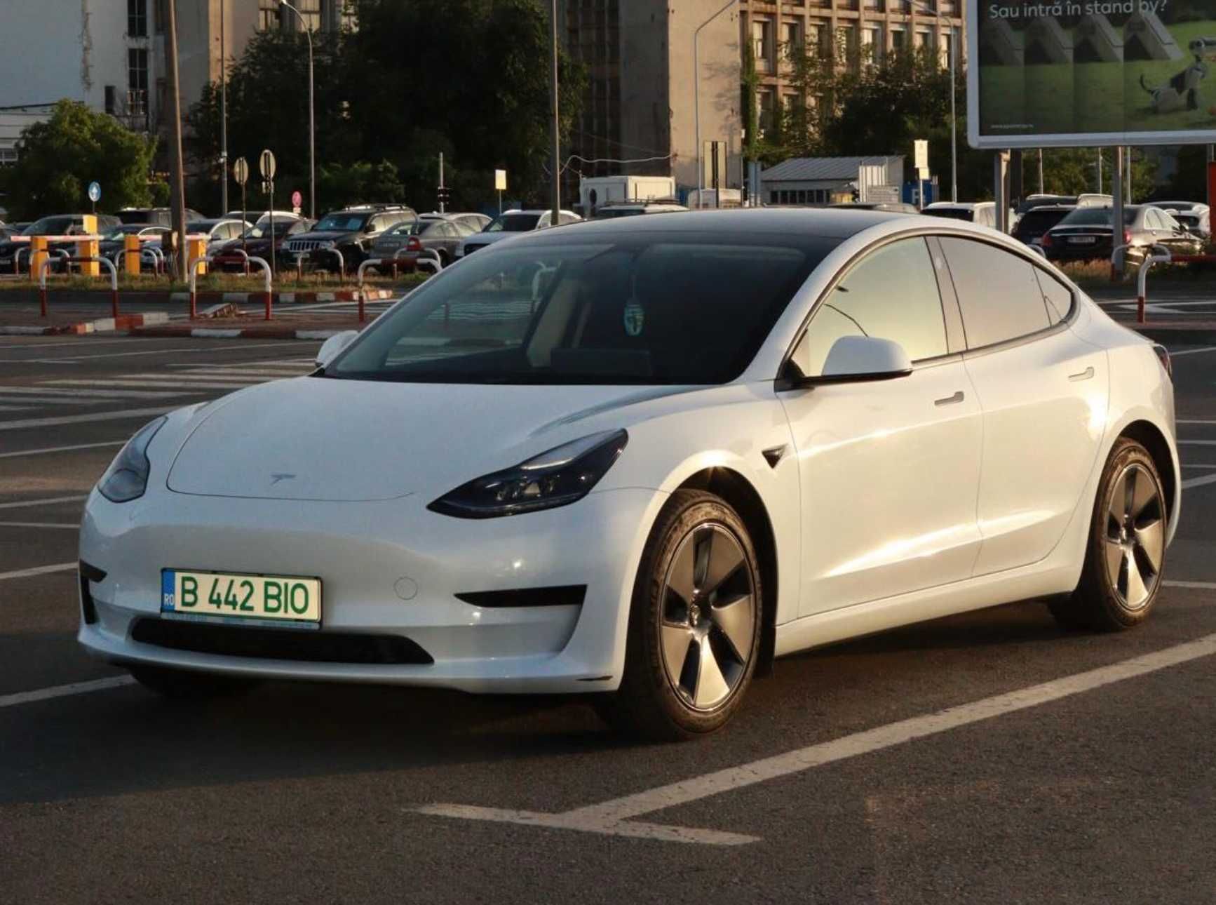 Inchirieri auto Tesla