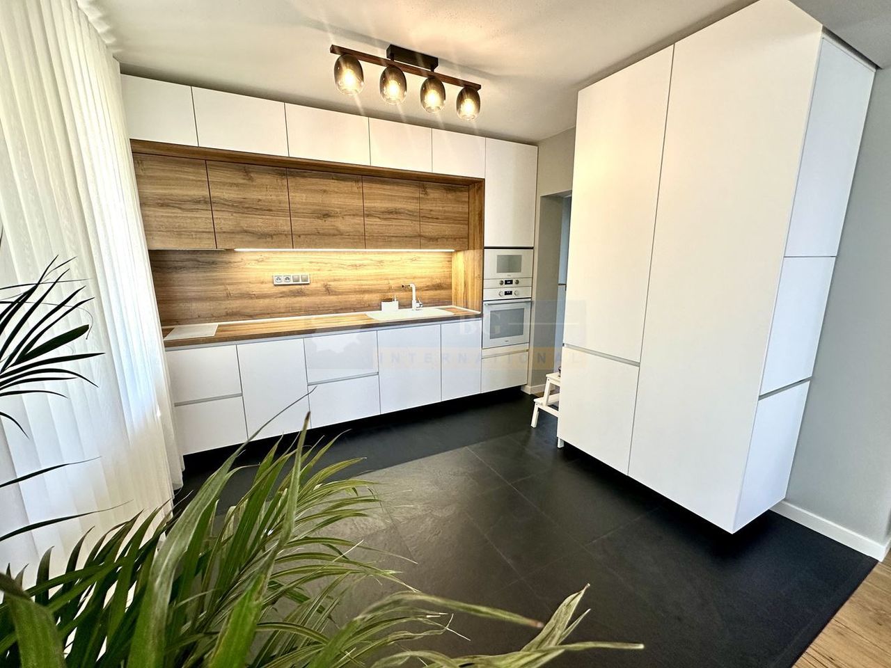 Продава се Къща в Черноморец - 240 кв.м за 2738 €/кв.м - Снимка #8