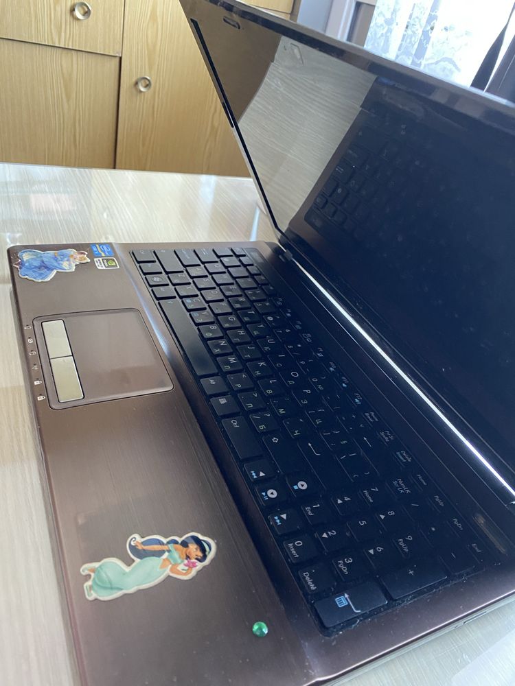Запазен  лаптоп Asus .